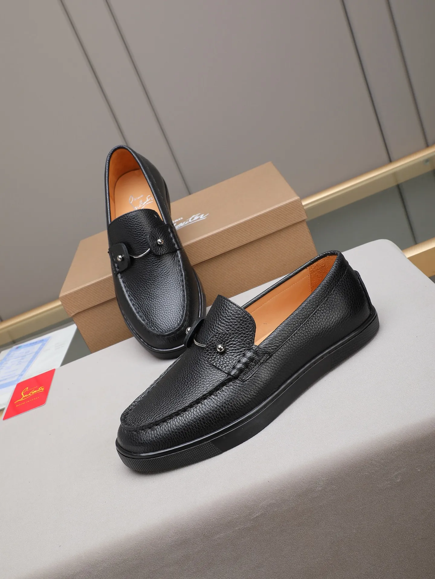 PP480 Christian Louboutin (red-soled shoes) Italian men's casual sneakers are shipped! Each pair of shoes from this Italian handmade shoe brand has a simple and classic design, which is very comfortable and versatile! The upper fabric of this shoe is made of imported cowhide, with high-end and comfortable cowhide lining! The outsole is made of original rubber bottom sheets and is lined with cowhide! Brand-specific mold-opening foot bed, exclusive private mold control! Original box packaging! 39 40 41 42 43 44 (38 45 46 customized)